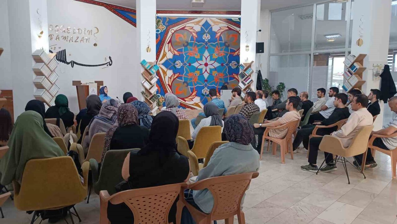 Afyonkarahisar İl Müftülüğü Diyanet Gençlik Merkezi’nde düzenlenen Akademik Söyleşiler’in üçüncü