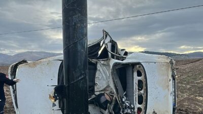 AFYONKARAHİSAR (AA) – Afyonkarahisar'ın Sandıklı ilçesinde reklam tabelasına çarpan otomobilin