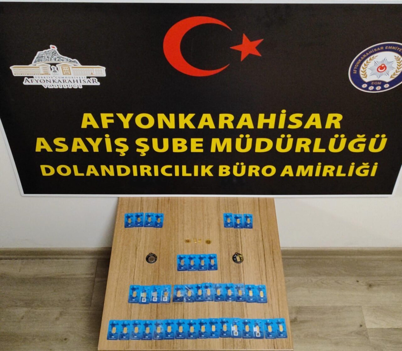 AFYONKARAHİSAR (AA) – Afyonkarahisar'da, kuyumculara sahte altın satarak dolandırıcılık yaptığı