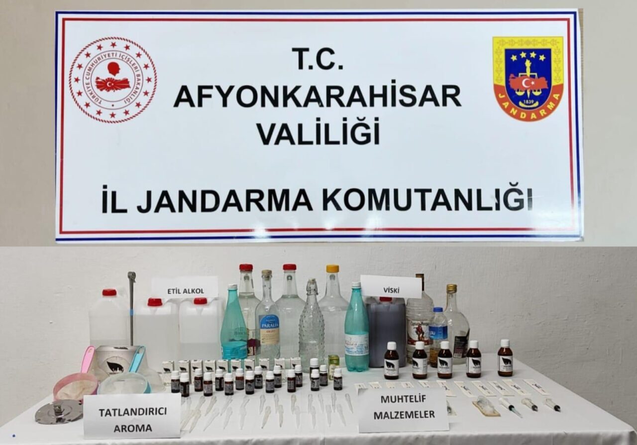 AFYONKARAHİSAR (AA) – Afyonkarahisar'ın Dinar ilçesinde sahte içki operasyonunda yakalanan