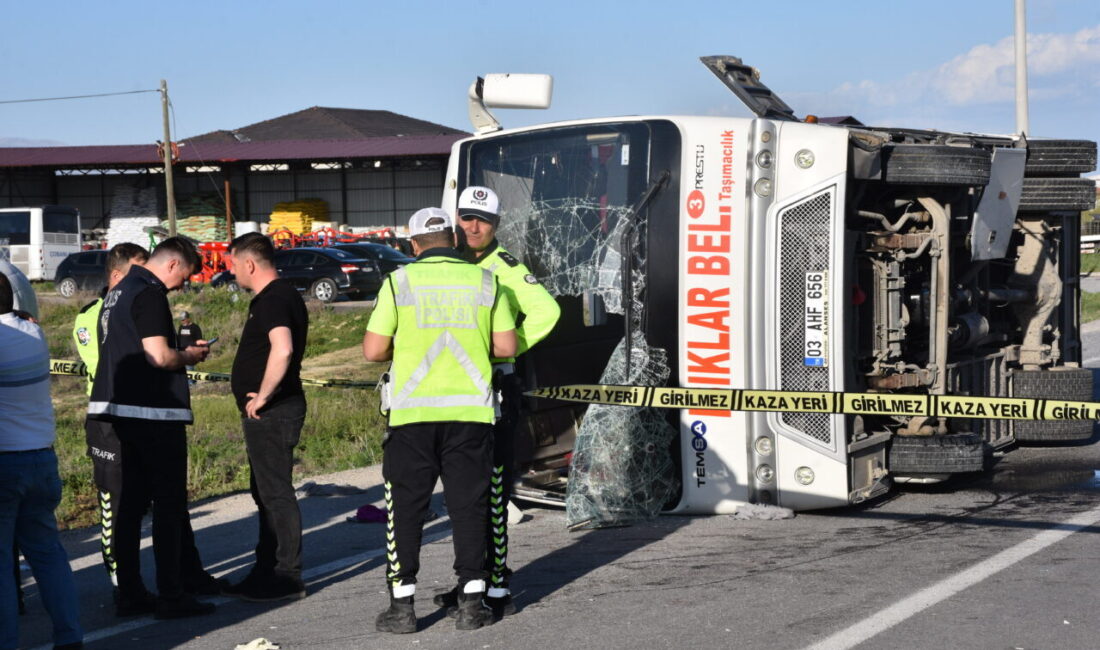 AFYONKARAHİSAR (AA) – Afyonkarahisar'da işçileri taşıyan servis midibüsü ile otomobilin