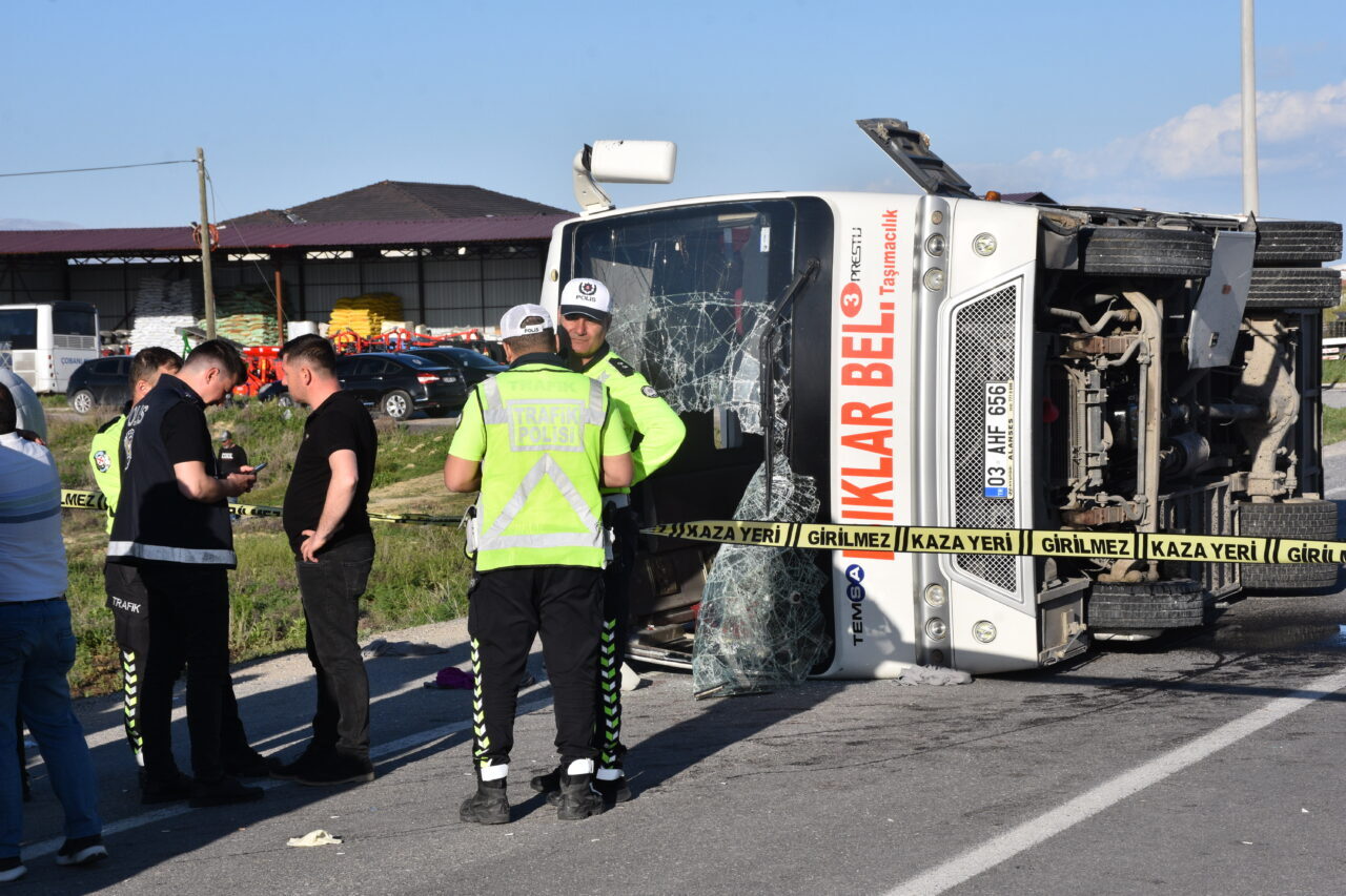 AFYONKARAHİSAR (AA) – Afyonkarahisar'da işçileri taşıyan servis midibüsü ile otomobilin