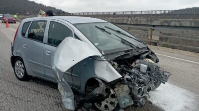 AFYONKARAHİSAR (AA) – Afyonkarahisar'da otomobille çarpışarak tren yoluna devrilen tırın