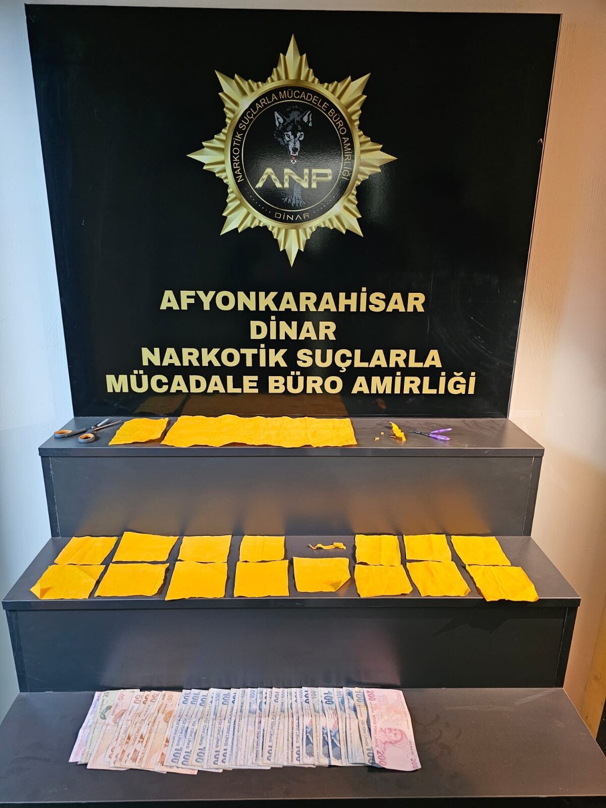 AFYONKARAHİSAR (AA) – Afyonkarahisar'ın Dinar ilçesinde uyuşturucu ele geçirilen otomobildeki