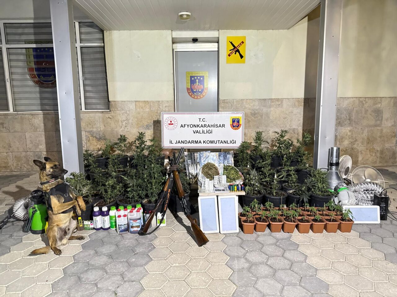 AFYONKARAHİSAR (AA) – Afyonkarahisar'ın Emirdağ ilçesinde düzenlenen uyuşturucu operasyonunda 2