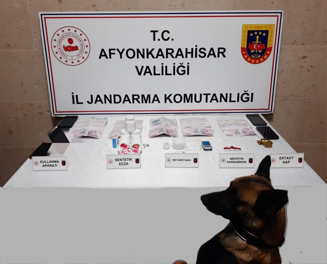 Afyonkarahisar'ın İhsaniye ilçesinde düzenlenen uyuşturucu operasyonunda 4 şüpheli gözaltına alındı.