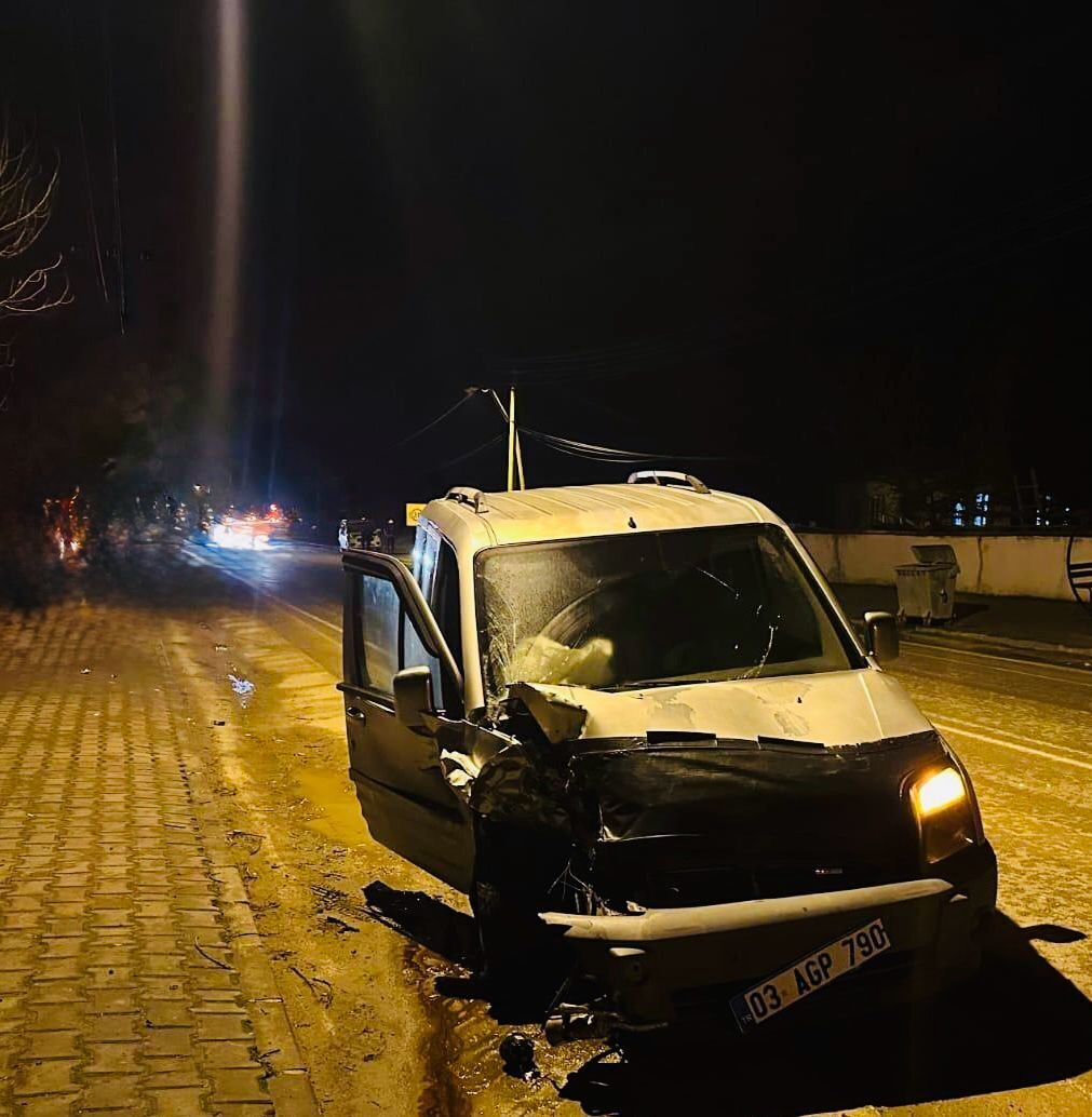 AFYONKARAHİSAR (AA) – Afyonkarahisar'da hafif ticari araç ile traktörün çarpışması