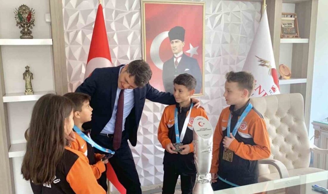 Türkiye Çocuklar Karate Şampiyonası’nda derece elde eden Afyonkarahisar Sandıklılı minik