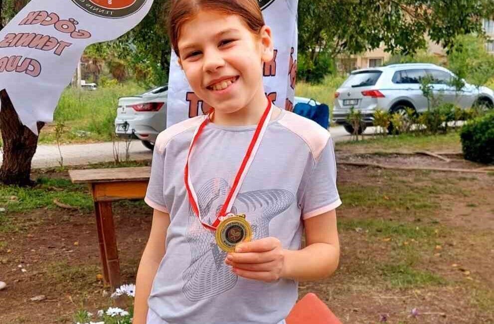 Muğla’da düzenlenen 12 Yaş Hafta Sonu Tenis Turnuvası’nda Afyonkarahisar’ı temsil