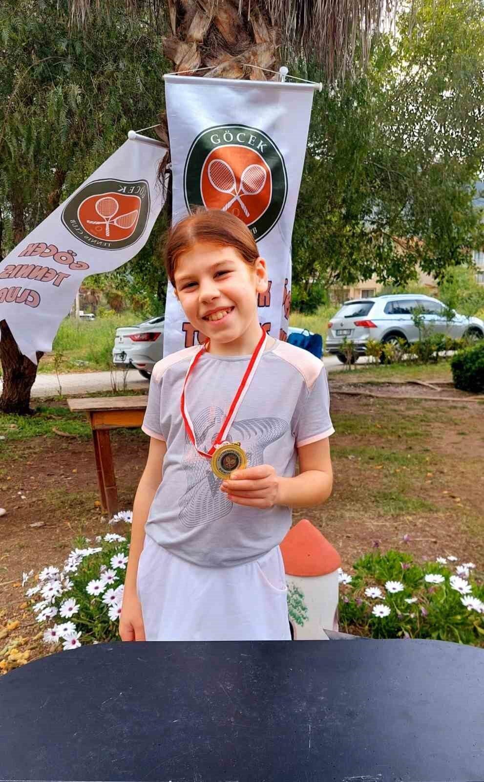 Muğla’da düzenlenen 12 Yaş Hafta Sonu Tenis Turnuvası’nda Afyonkarahisar’ı temsil