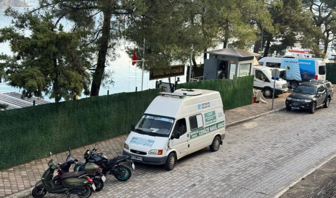 Muğla'nın Fethiye ilçesi açıklarında, alabora olan lastik bottaki düzensiz göçmenlerden