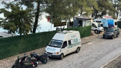 Muğla'nın Fethiye ilçesi açıklarında, alabora olan lastik bottaki düzensiz göçmenlerden