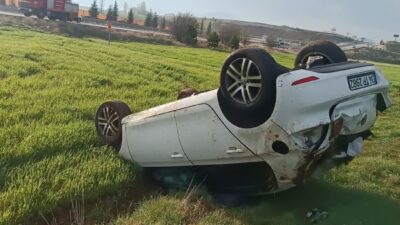 Kütahya’nın Altıntaş ilçesinde meydana gelen trafik kazasında, kontrolden çıkan otomobilin