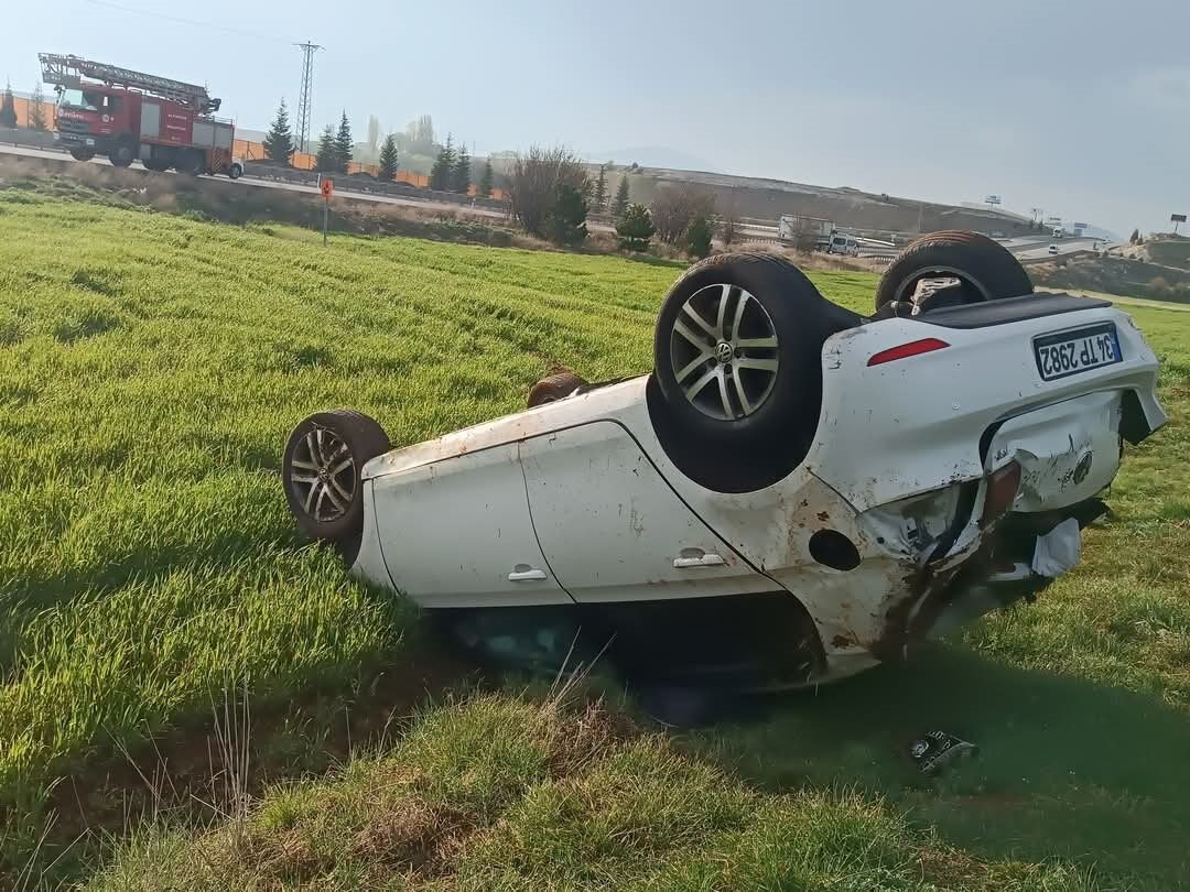 Kütahya’nın Altıntaş ilçesinde meydana gelen trafik kazasında, kontrolden çıkan otomobilin