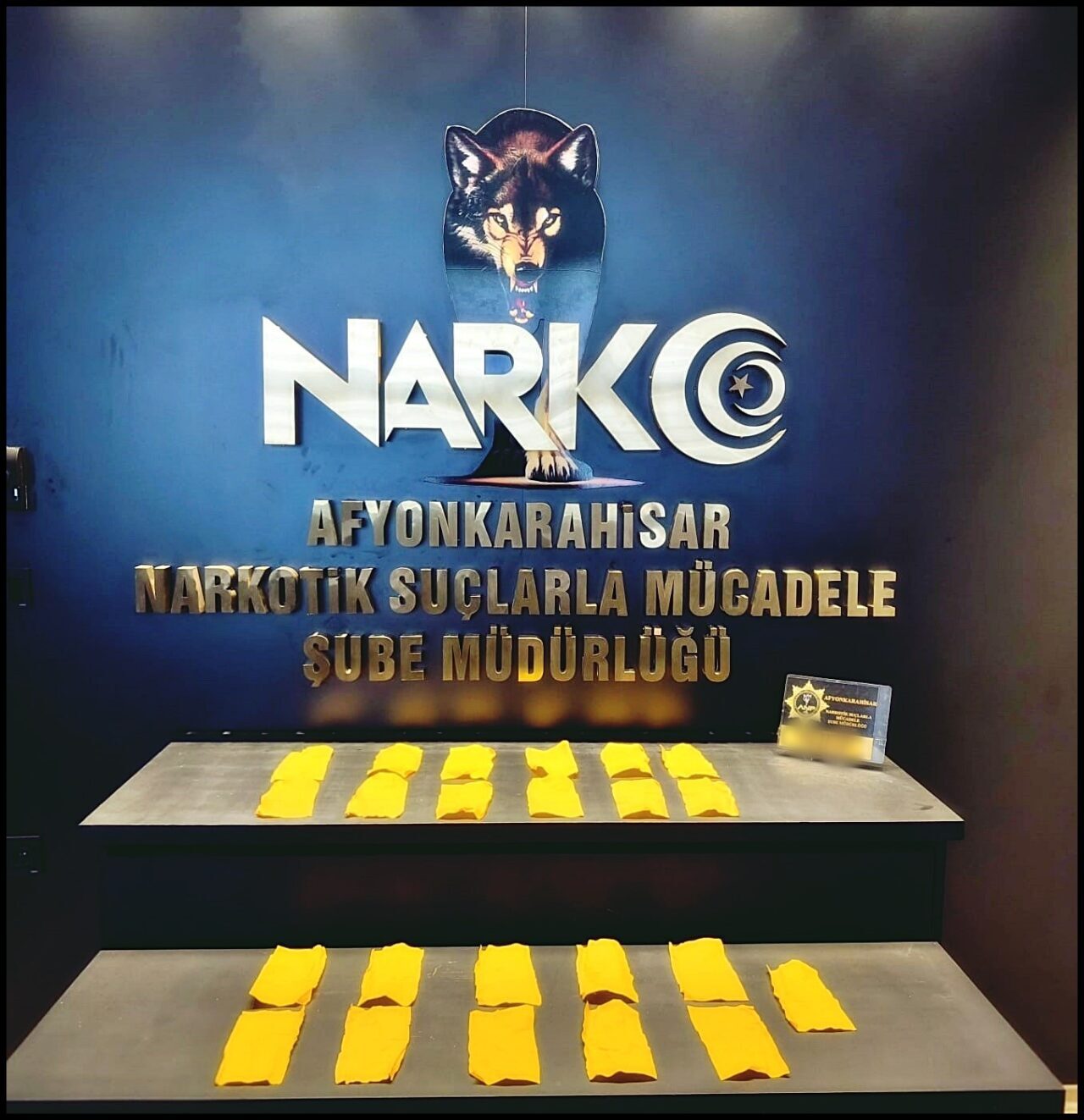 Afyonkarahisar’da polis tarafından şüphe üzerine durdurulan bir araçta eğitimli narkotik