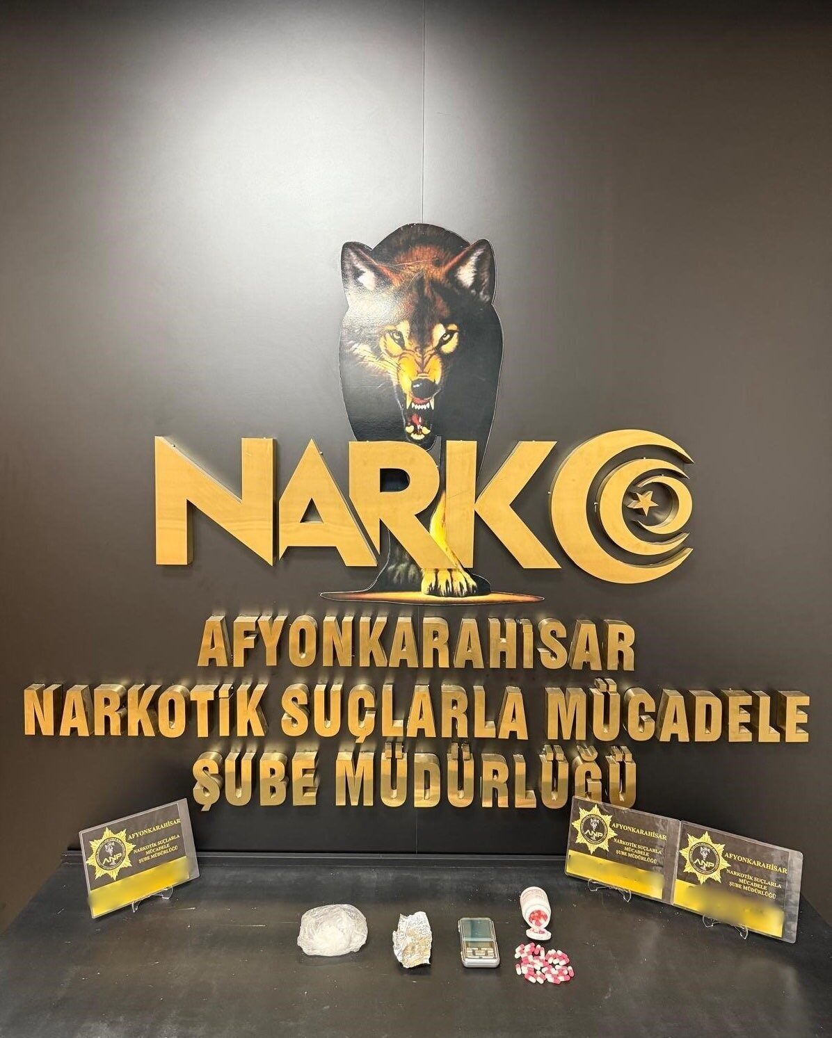 Afyonkarahisar’da şüphe üzerine durdurulan bir otomobilde uyuşturucu maddelerle yakalanan iki