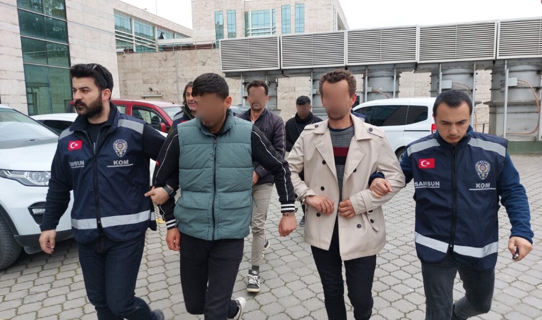 Ehliyet sınavına kopya düzeneğiyle giren 3 kardeş yakalandı Samsun’da ehliyet sınavına kopya düzeneğiyle giren genç ile kendisine dışarıdan