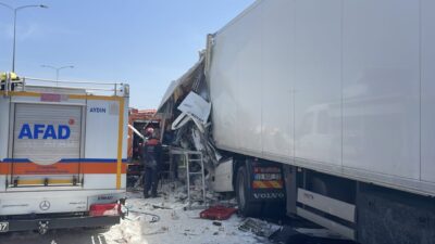 Aydın’da tırın otoyolda geri manevra yapan başka bir tırla çarpışması