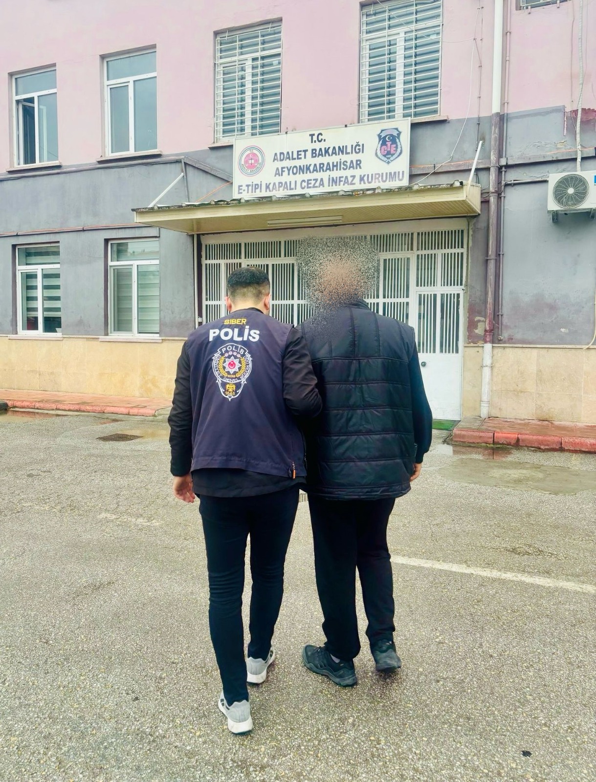 Emniyet güçleri, hakkında kesinleşmiş hapis cezası bulunan şahısların yakalanmasına yönelik