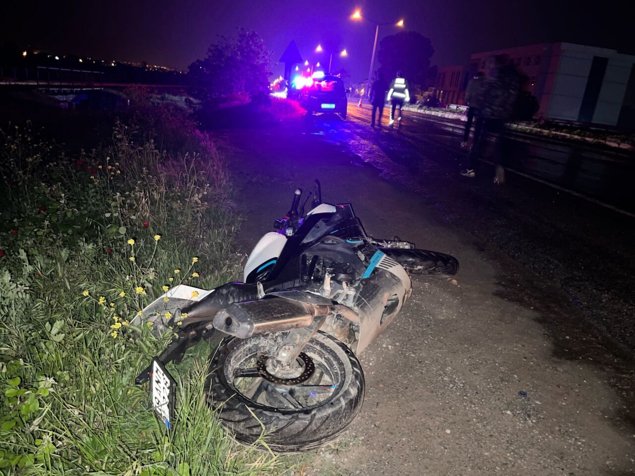 Aydın'ın İncirliova ilçesinde bariyere çarpan motosikletin sürücüsü hayatını kaybetti, arkadaşı