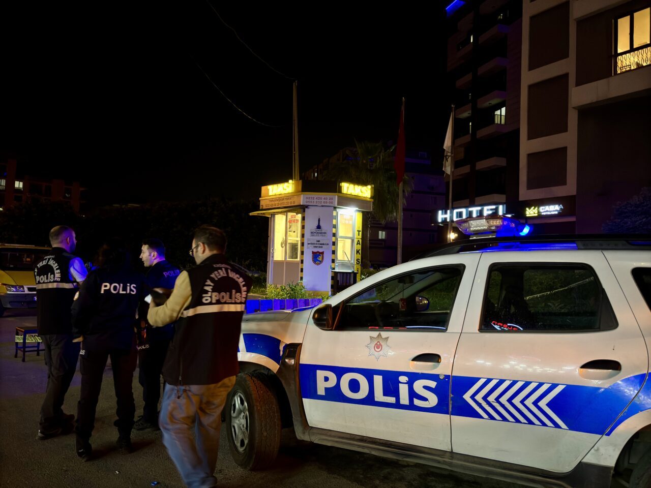İzmir'in Buca ilçesinde çıkan bıçaklı kavgada 1'i ağır 2 kişi