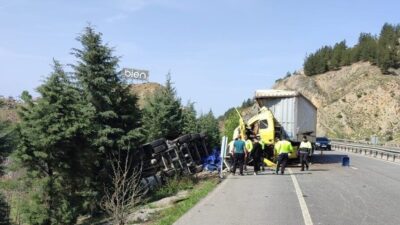 Bilecik’te arıza yaparak yolun sağ tarafındaki emniyet şeridine park eden