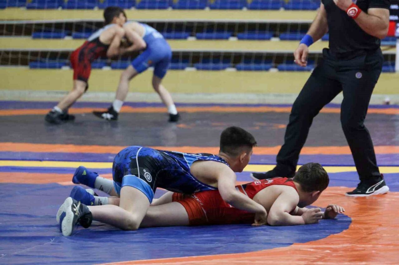 Bilecik İstasyon Kapalı Spor Salonu’nda düzenlenen U15 Türkiye Şampiyonası Güreş