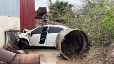 Muğla'nın Milas ilçesinde, beton şantiyesinin bahçesine girerek binaya çarpan otomobilin