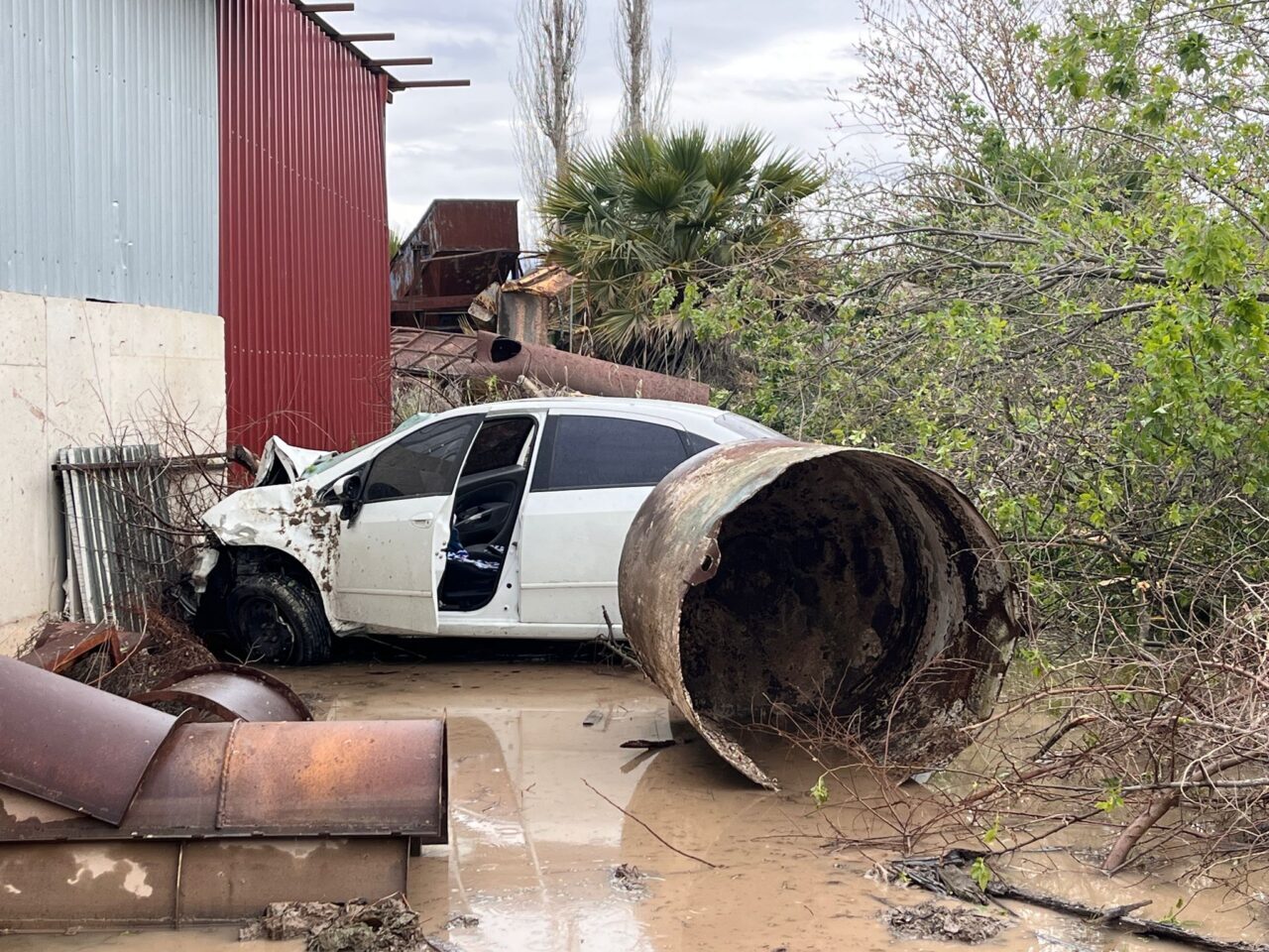 Muğla'nın Milas ilçesinde, beton şantiyesinin bahçesine girerek binaya çarpan otomobilin