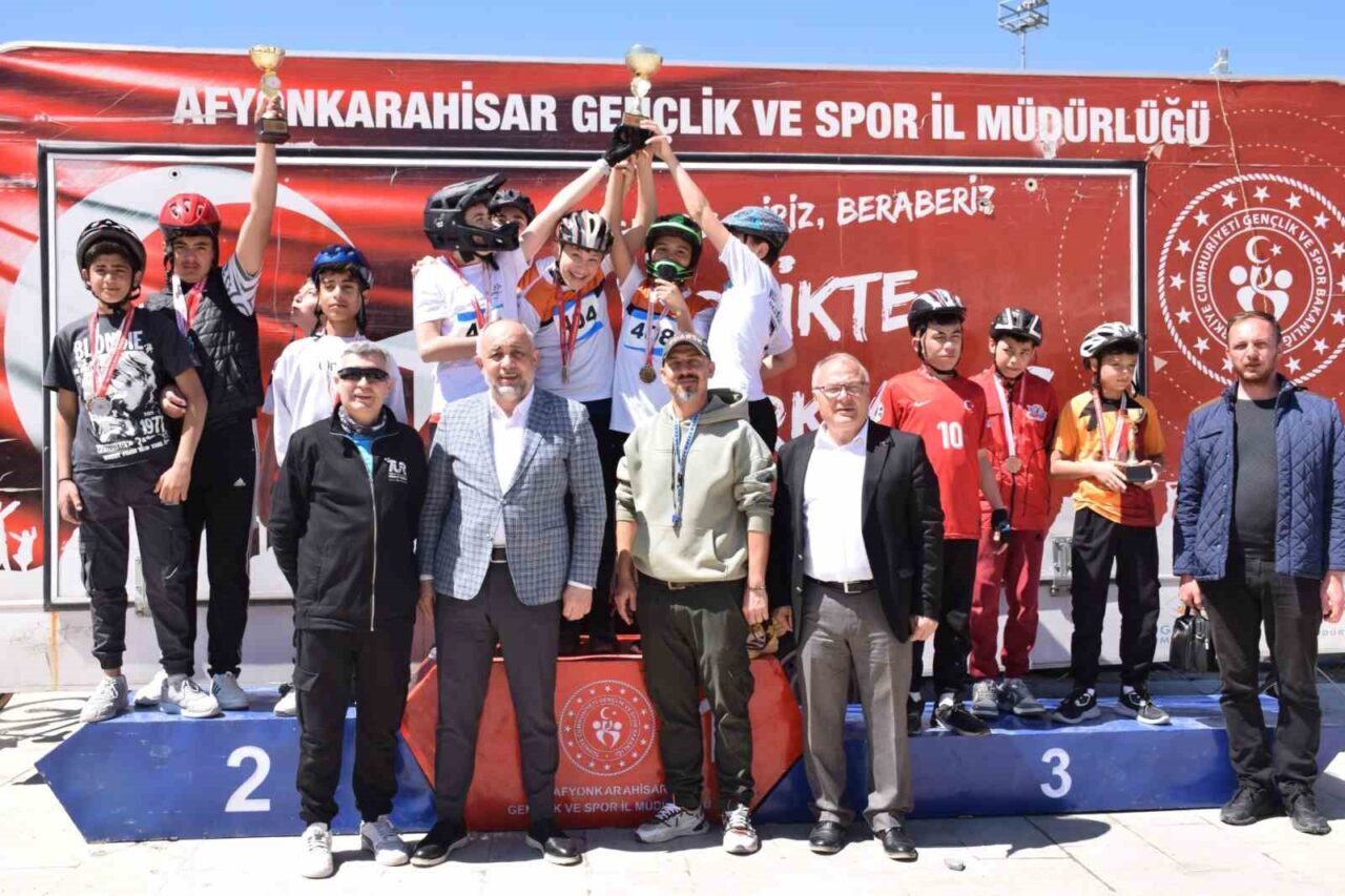 Afyonkarahisar’da okul sporları faaliyet programı çerçevesinde Gençler A, Gençler B