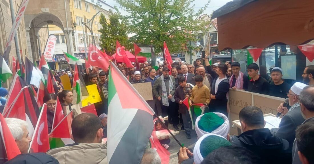 Afyonkarahisar’ın Bolvadin ilçesinde sivil toplum kuruluşlarının öncülüğünde Gazze’ye destek yürüyüşü