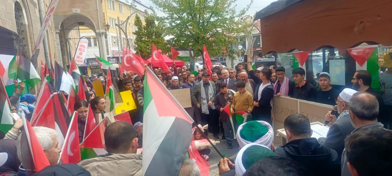 Afyonkarahisar’ın Bolvadin ilçesinde sivil toplum kuruluşlarının öncülüğünde Gazze’ye destek yürüyüşü