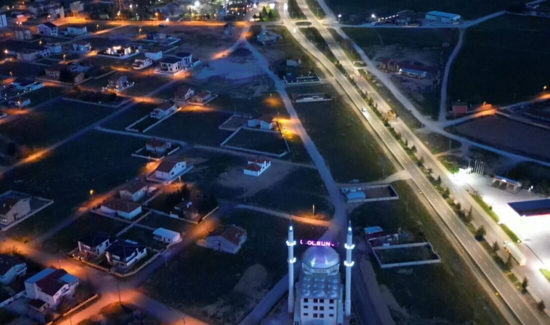 Bolvadin’in görsel güzelliği dron kamerasında Afyonkarahisar’ın Bolvadin ilçesinde gün batımının ardından dron ile havadan çekilen