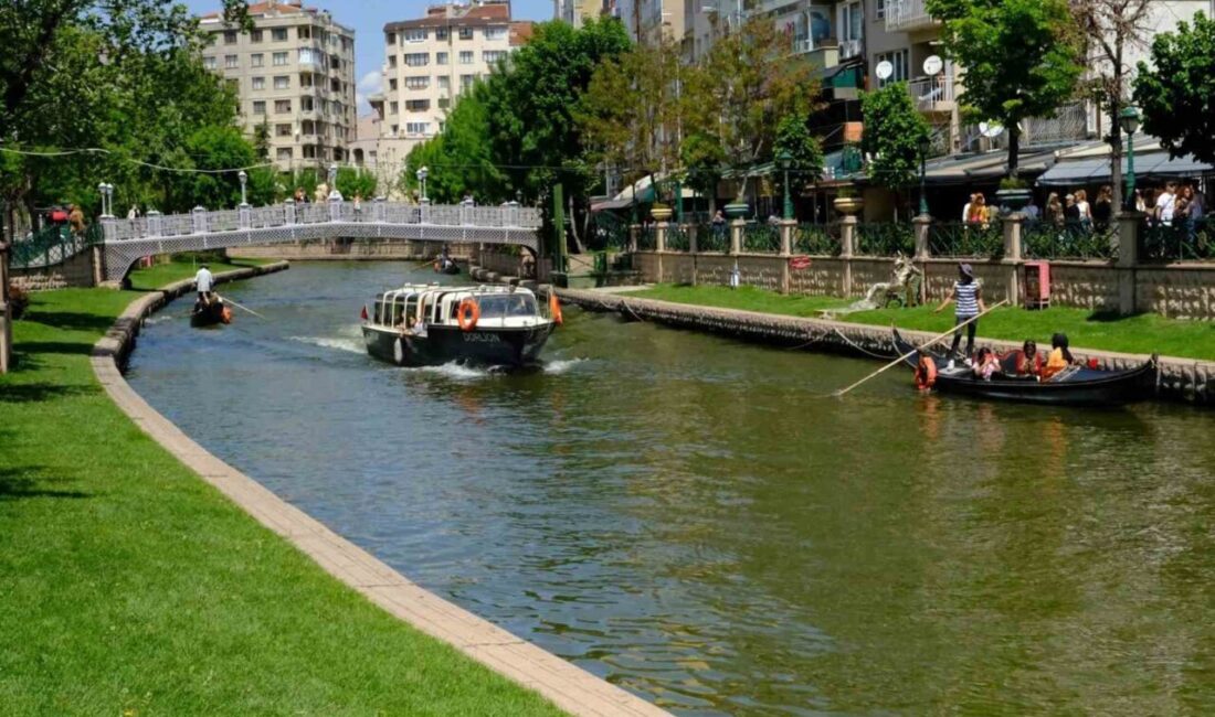 Eskişehir Büyükşehir Belediyesi Porsuk Çayı’nda gerçekleştirilen dip temizliği çalışmaları nedeniyle