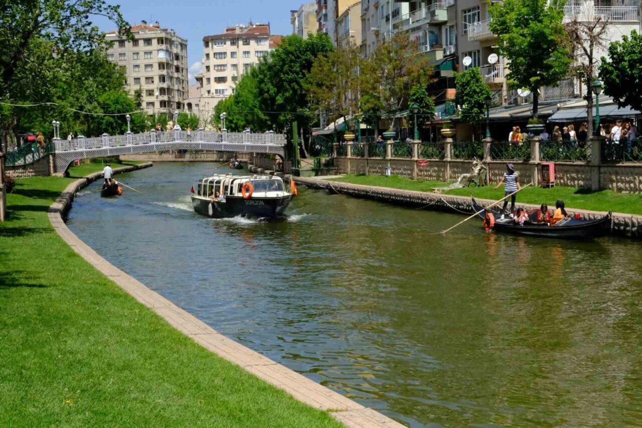 Eskişehir Büyükşehir Belediyesi Porsuk Çayı’nda gerçekleştirilen dip temizliği çalışmaları nedeniyle
