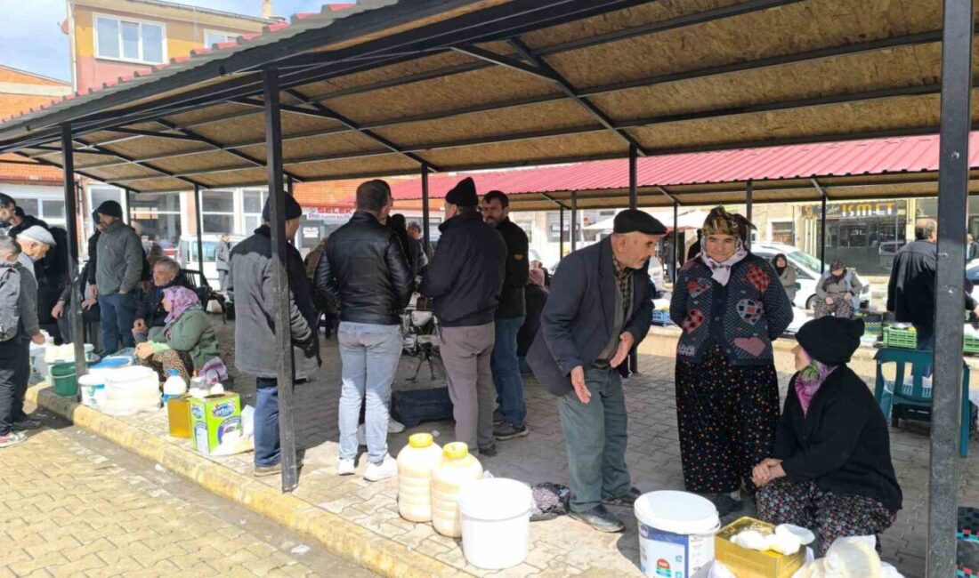 Afyonkarahisar’ın Şuhut ilçesindeki semt pazarında satışa sunulan yöresel ürünler ilgi