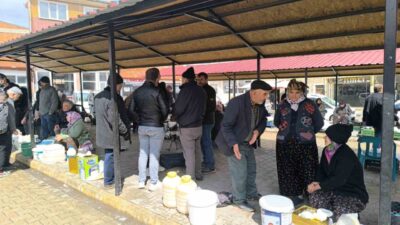 Afyonkarahisar’ın Şuhut ilçesindeki semt pazarında satışa sunulan yöresel ürünler ilgi