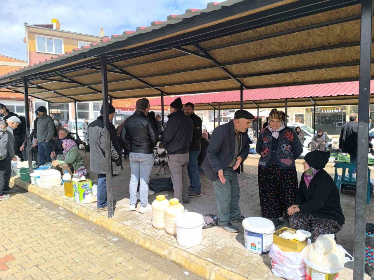 Afyonkarahisar’ın Şuhut ilçesindeki semt pazarında satışa sunulan yöresel ürünler ilgi
