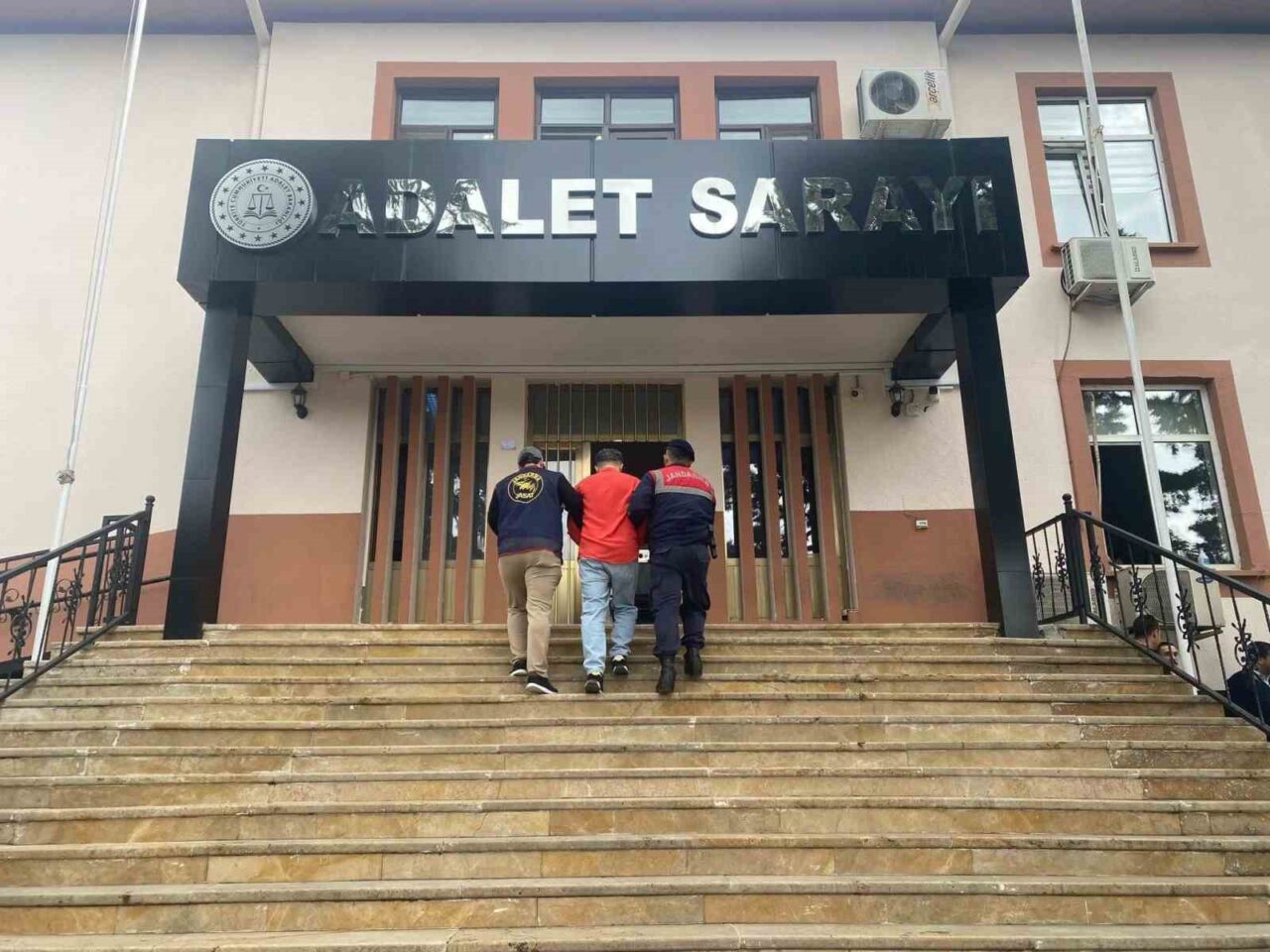 Bilecik’te kendisini vali yardımcısı olarak tanıtan şüpheli, Bilecik İl Jandarma