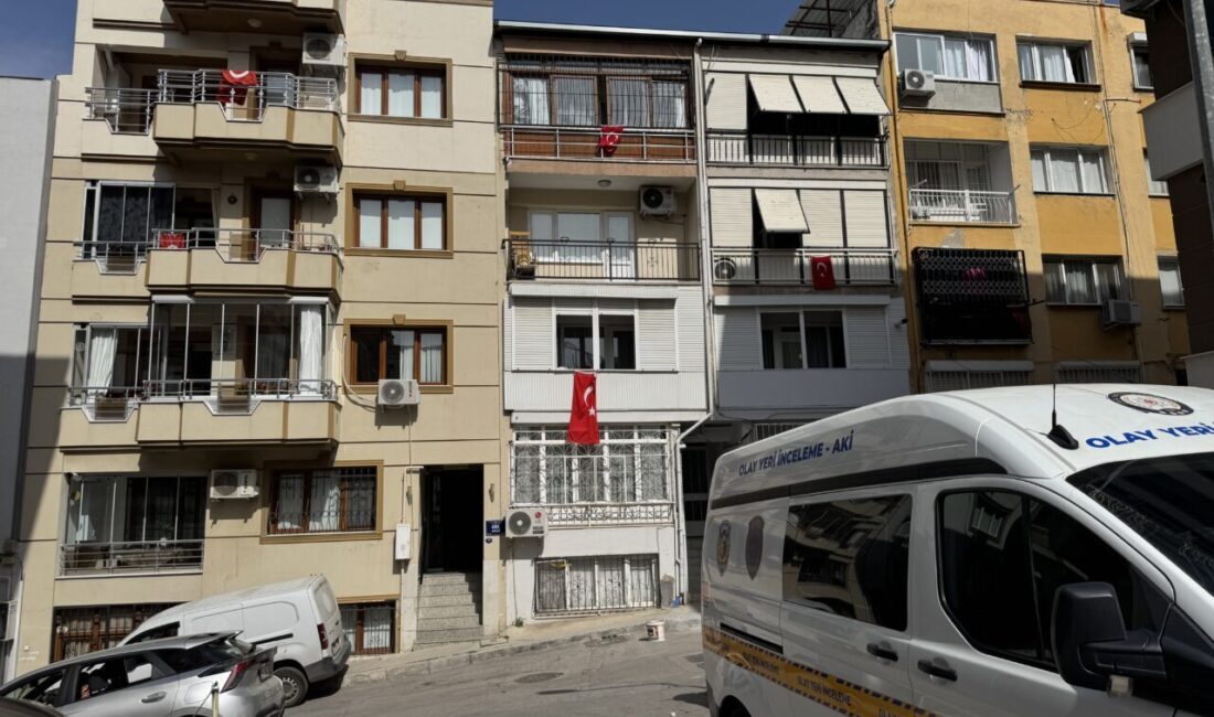 İzmir'in Konak ilçesinde, 5 katlı binanın çatısından apartman boşluğuna düşen