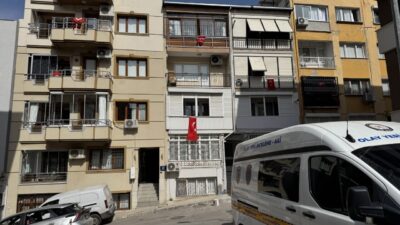 İzmir'in Konak ilçesinde, 5 katlı binanın çatısından apartman boşluğuna düşen