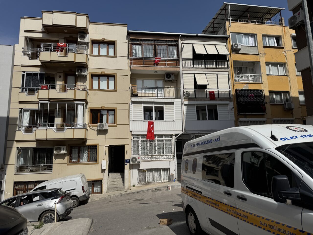 İzmir'in Konak ilçesinde, 5 katlı binanın çatısından apartman boşluğuna düşen