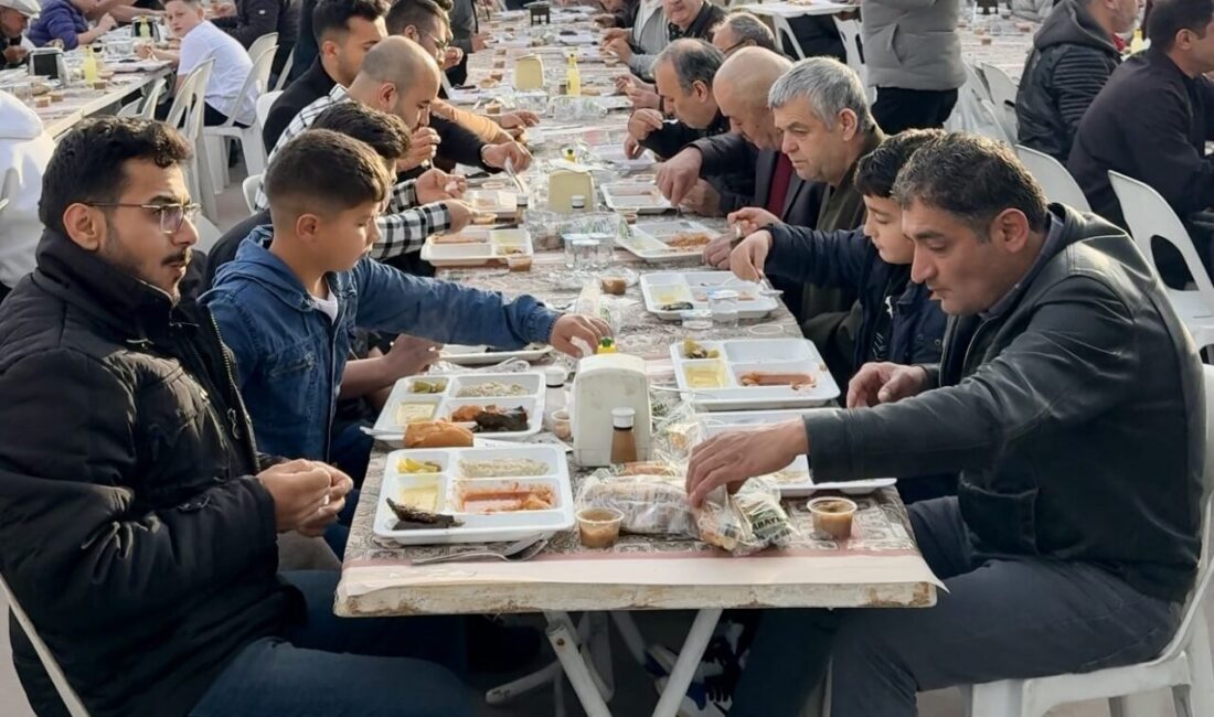 Denizli’nin Merkezefendi ilçesindeki bir mahallede, dini bayramlarda vatandaşların imece usulü