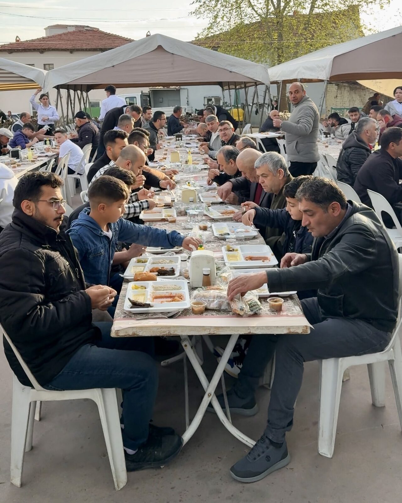 Denizli’nin Merkezefendi ilçesindeki bir mahallede, dini bayramlarda vatandaşların imece usulü