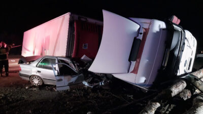 Kütahya'nın Gediz ilçesinde karşı şeride geçerek devrilen tırın altında kalan