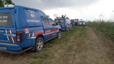 Manisa'nın Şehzadeler ilçesinde şarampole devrilen traktörün sürücüsü hayatını kaybetti.