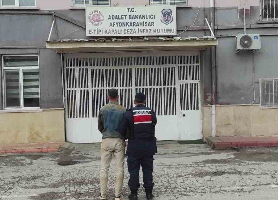 Afyonkarahisar’da dolandırıcılık suçundan 4 yıl hapis cezasıyla aranan şahıs jandarmanın