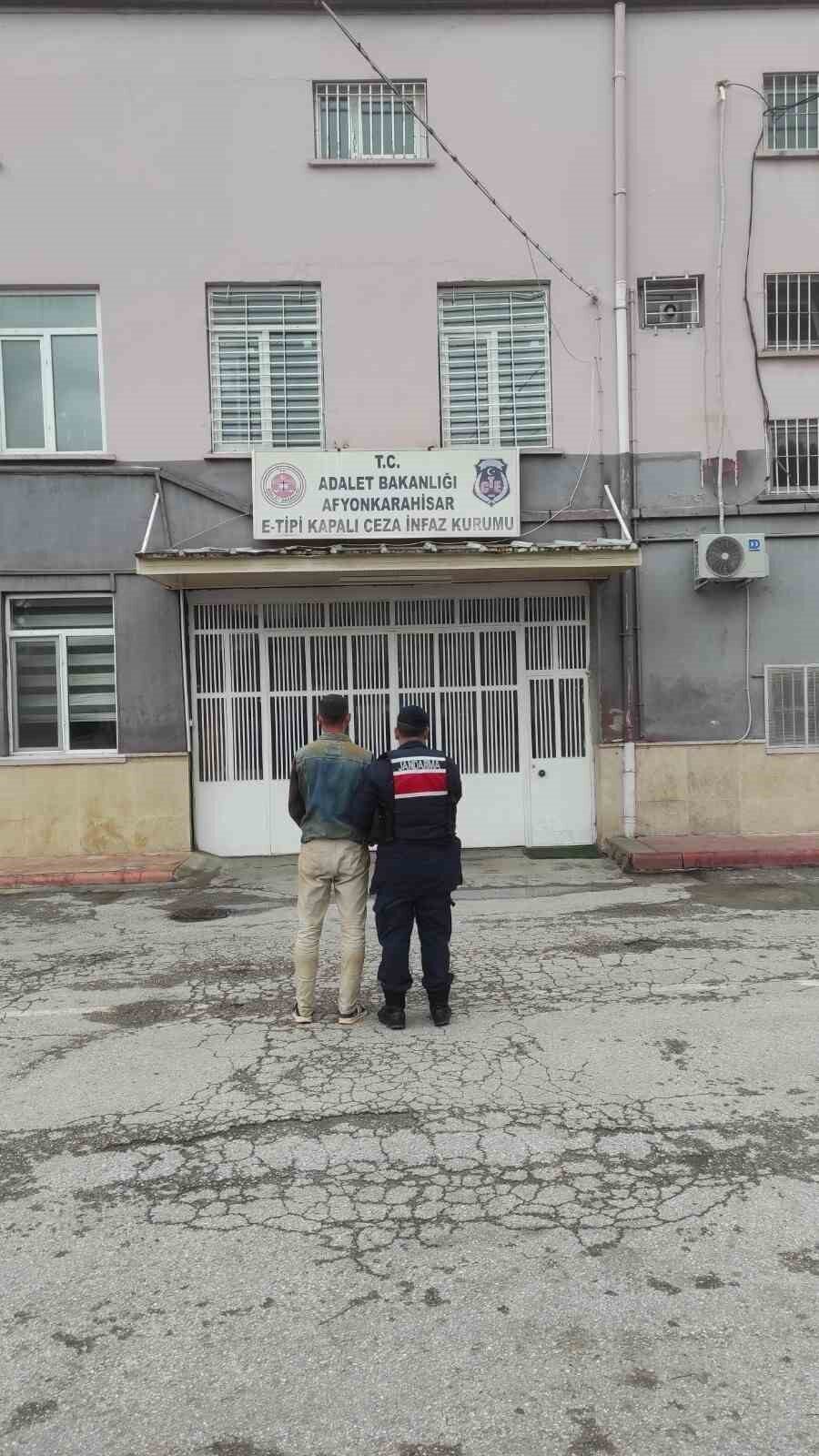 Afyonkarahisar’da dolandırıcılık suçundan 4 yıl hapis cezasıyla aranan şahıs jandarmanın