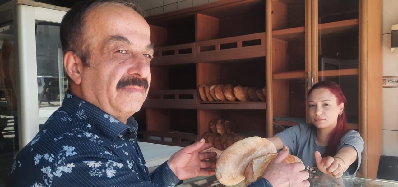 Afyonkarahisar’ın Dinar ilçesinde bir fırıncı ekmeği 8 liradan satmaya başladı.