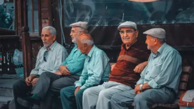 Emeklilerin bayram ikramiyesi fark ödemeleri başladı. Emeklilerin bayram ikramiyelerindeki 1000